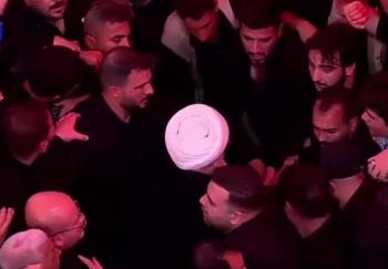 الشيخ عبد المهدي الكربلائي يؤمّ الصلاة على جثمان قائد الثورة الإسلامية الشهيد في مرقد الإمام الحسين (ع)