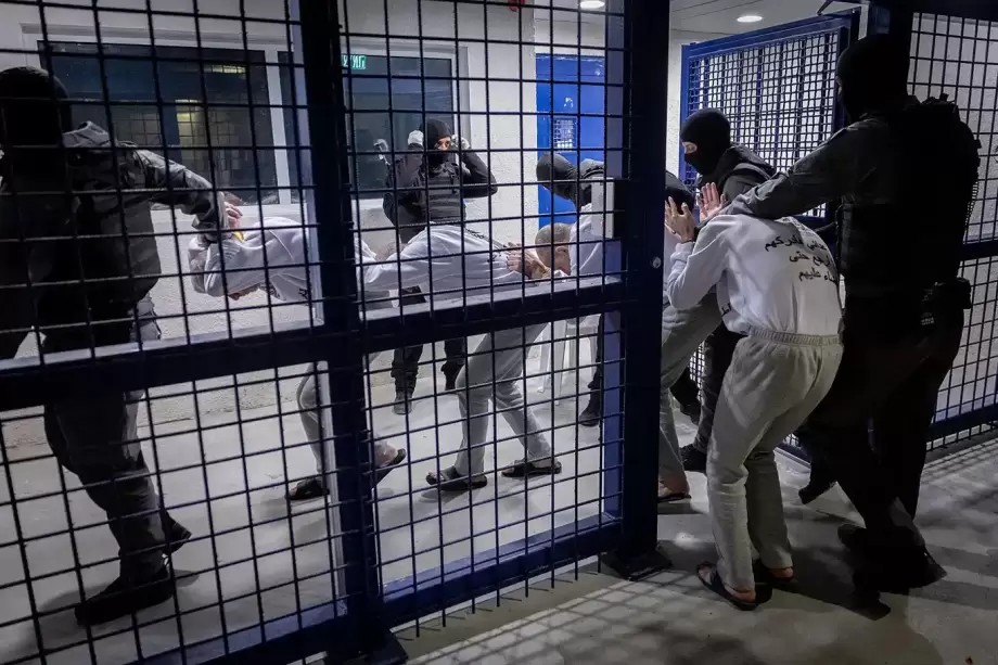 مركز حقوقي: الاحتلال يواصل قتل الأسرى داخل سجونه ويخفي مصير العشرات