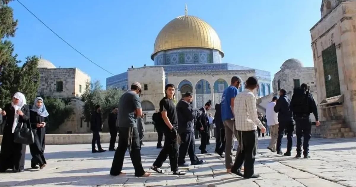 اقتحامات واسعة للأقصى والإبراهيمي.. وحماس تحذر من "اللعب بالنار" في المقدسات
