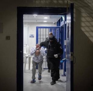 منع الصليب الأحمر من الزيارة يتواصل وسط انتهاكات ممنهجة لحقوق الأسرى الفلسطينيين