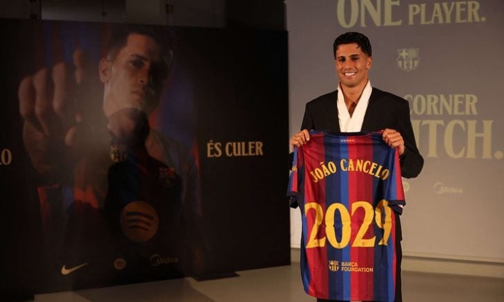 برشلونة الإسباني يعلن تعاقده مع البرتغالي كانسيلو رسميا