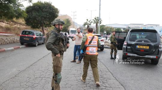 طعنُ مستوطنٍ قرب أريحا.. والاحتلال يُغلق العوجا ويشنُّ مطاردةً واسعة