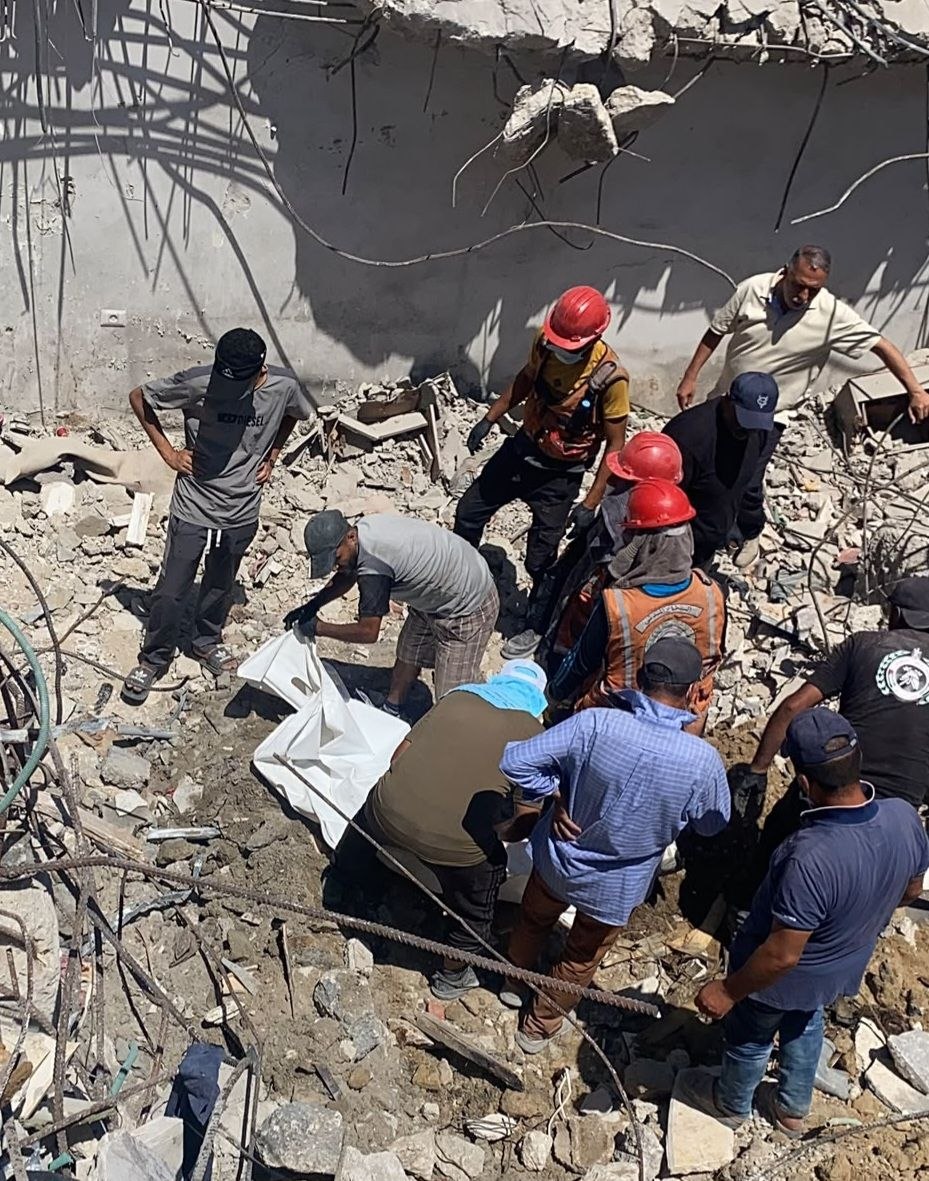 غزة تحت الأنقاض: 233 شهيدًا انتشلهم الدفاع المدني و174 مفقودًا في 20 منزلًا دمّرها الاحتلال