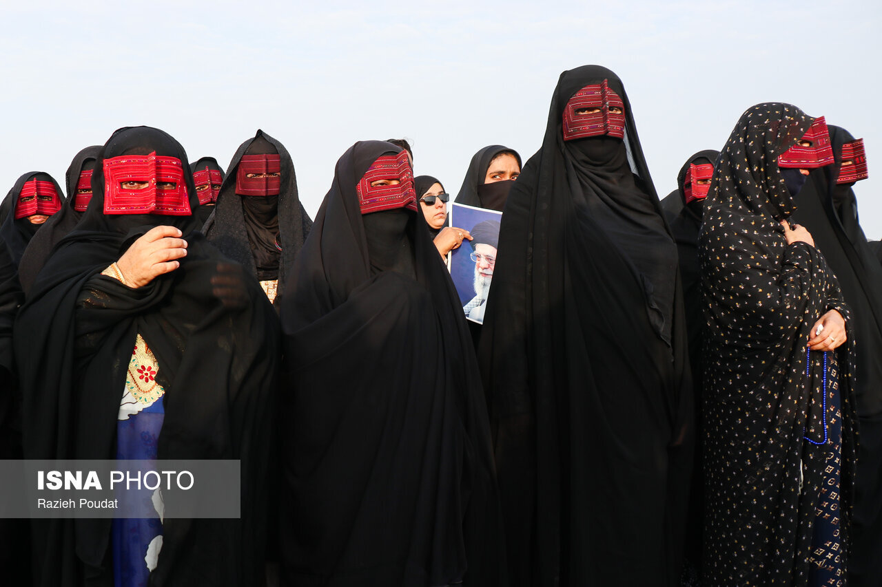 برقع سرخ زنان عزادار در سیریک