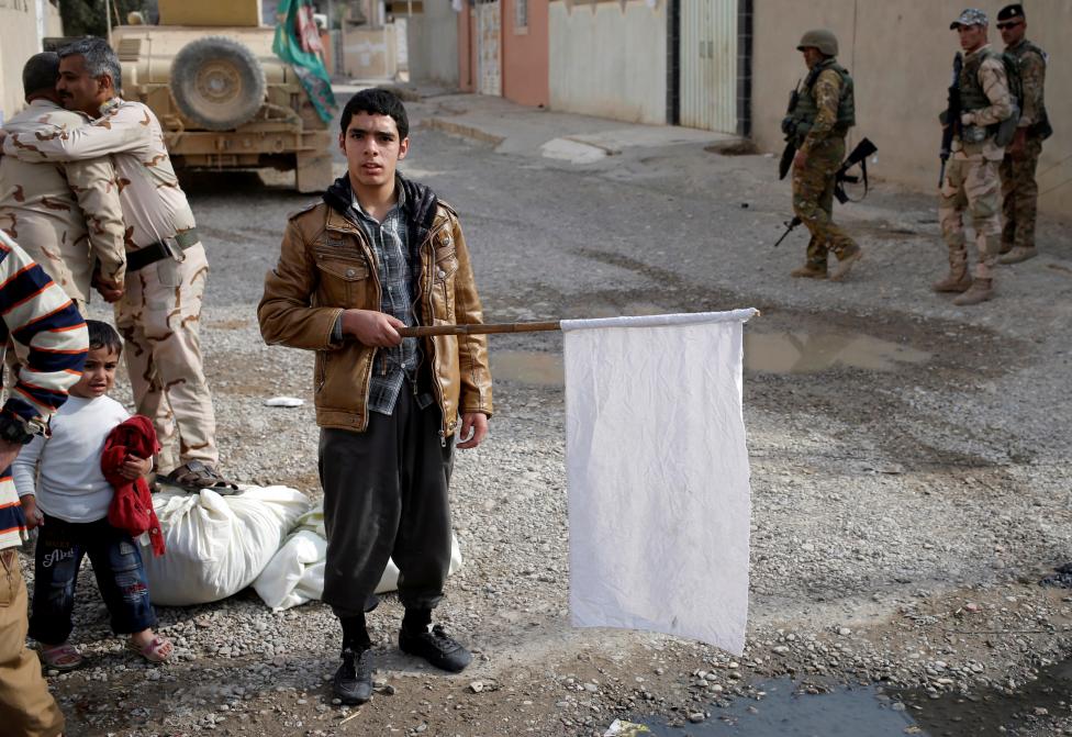 شاب يرفع العلم الأبيض لدى  وصول الجيش العراقي الى جنوبي الموصل