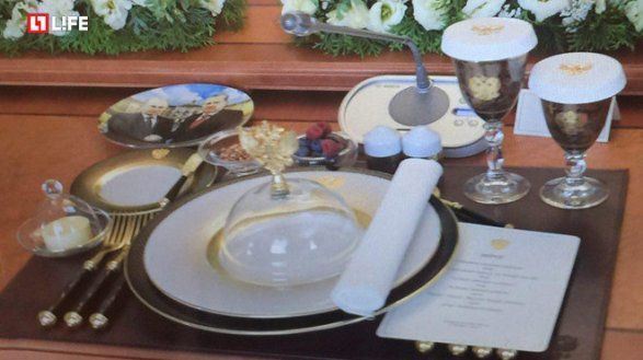 صحن مطبوع عليه صورتين لبوتين واردوغان خلال تناولهما الطعام في سان بطرسبرغ
