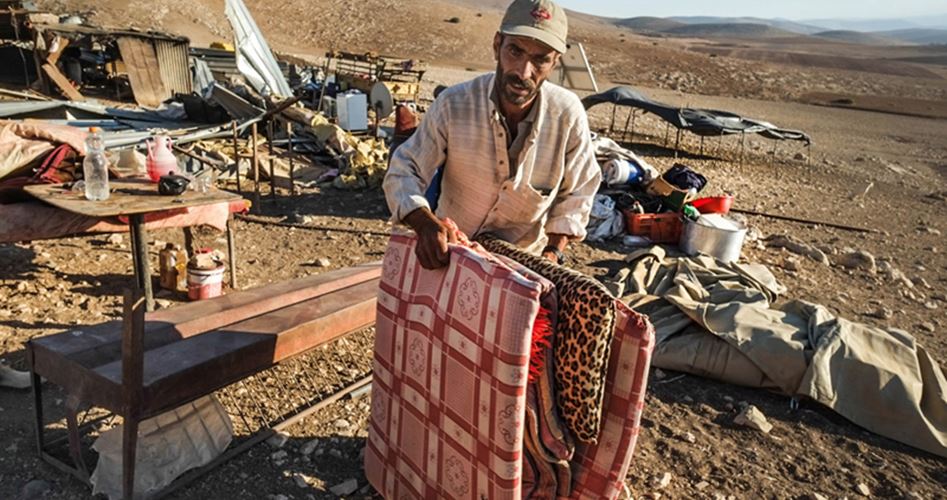 رجل فلسطيني ليس لديه مأوى بعد أن دمرّت قوات الاحتلال منزله