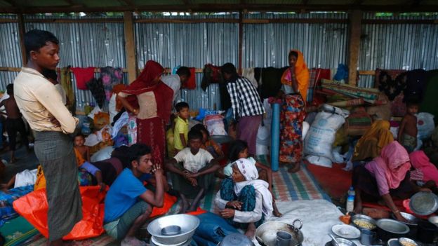 صدها هزار مسلمان روهینگیا در اثر فشار نیروهای دولتی آواره شده و در شرایط ناگواری در بنگلادش به سر می‌برند.
