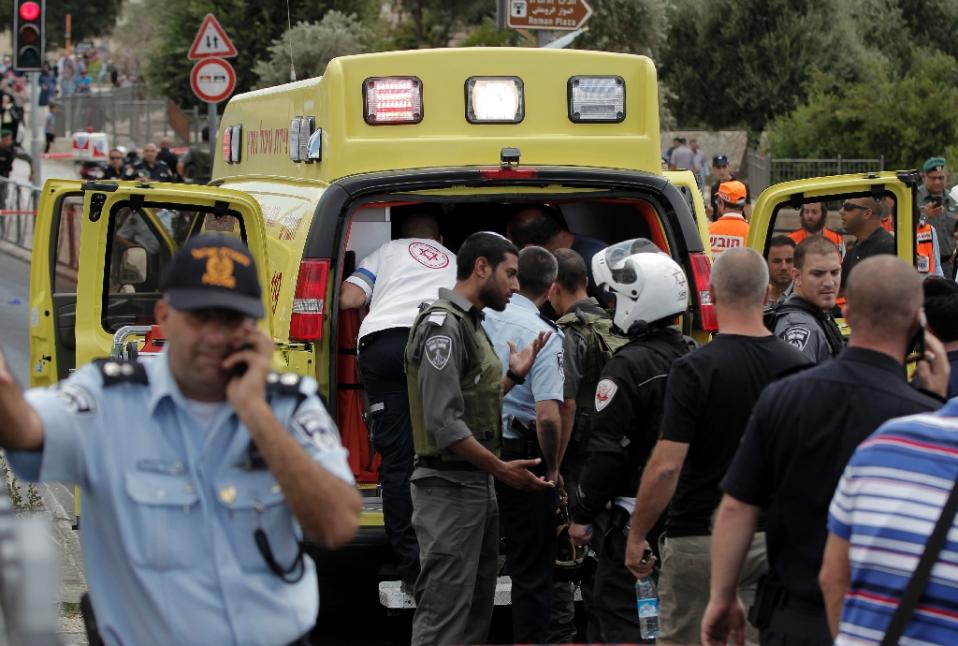 Israeli Regime Policeman Stabbed in Quds, Hamas Hailed operation