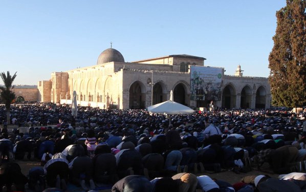 Palestinian Muslims Massively Attend Eid-ul-Fitra Prayers at al-Aqsa Mosque