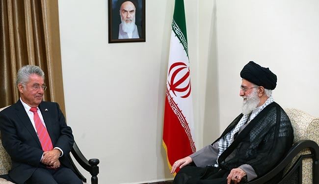 اية الله خامنئي يدعو الى تحسين العلاقات بين طهران واوربا بمعزل عن السياسات الامريكية