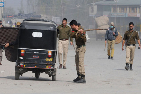 Kashmiri Shiite Mourners Attacked, Detained by Indian Police