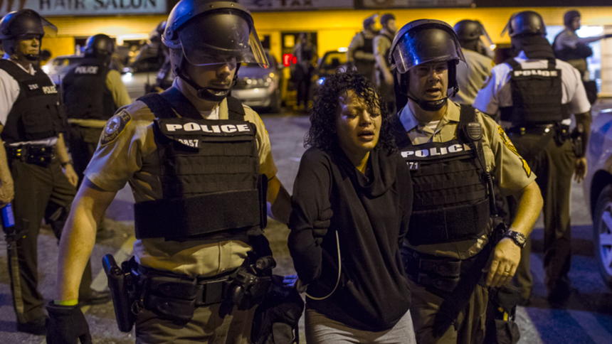 Estado de emergencia en Ferguson: 150 detenidos en protestas contra racismo 