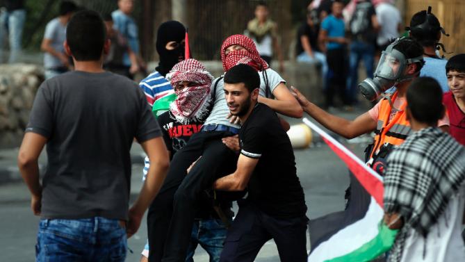 Estudiantes palestinos resultaron heridos en enfrentamientos con las fuerzas israelíes