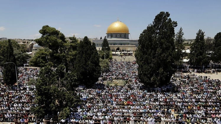 زحف جماهيري واسع الى المسجد الأقصى في أول جمعة من شهر رمضان المبارك