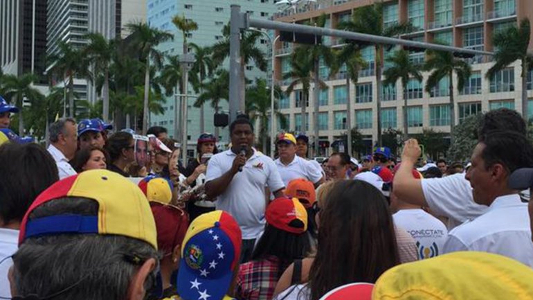 Venezolanos expresan su apoyo a la revolución bolivariana frente a Asamblea Nacional