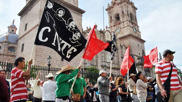 Maestros mexicanos marchan contra la reforma educativa del gobierno