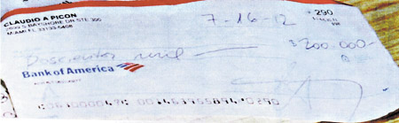 Encuentran un cheque de 200.000 dólares en el departamento de Nisman
