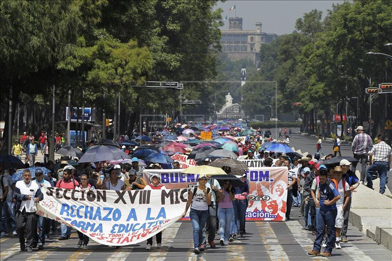 Protesta de los profesores mexicanos en rechazo de las reformas educativas 