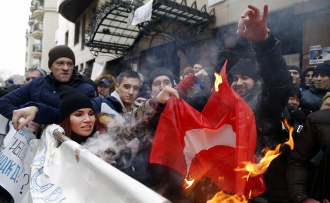 Griegos queman banderas de EEUU y Turquía durante la manifestación por derribo del avión ruso 
