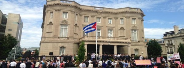 Bandera de Cuba izada frente a su embajada en EEUU