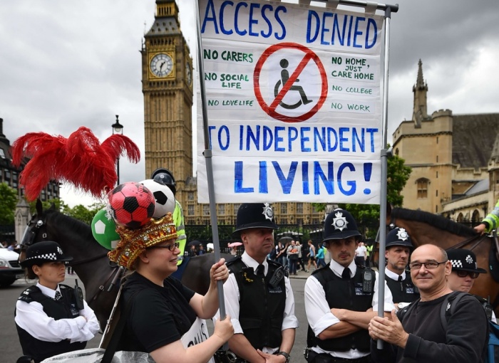 Manifestantes en Londres condenan las medidas de austeridad económica  