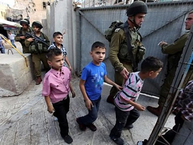 Siguen detenidos 93 niños palestinos en prisión israelí Oufar 