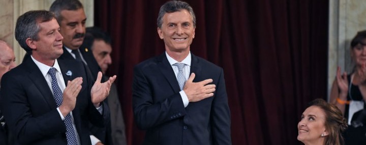 Nuevo presidente argentino asume como presidente y toma juramento a sus ministros