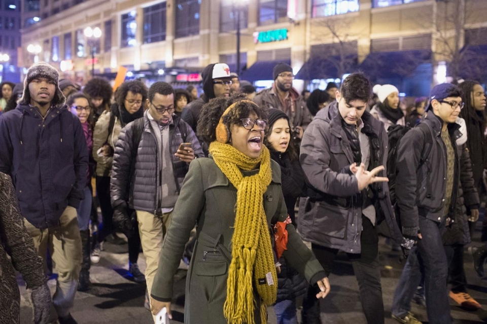 Continúan las protestas contra racismo en Chicago tras la divulgación del video del asesinato de un adolescente negro