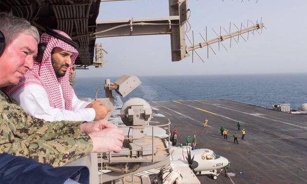 Príncipe heredero saudí visita la nave militar de EEUU en Golfo Pérsico