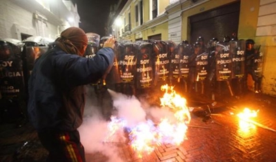 Oposición ecuatoriana hiere a dos policías en su última manifestación violenta 