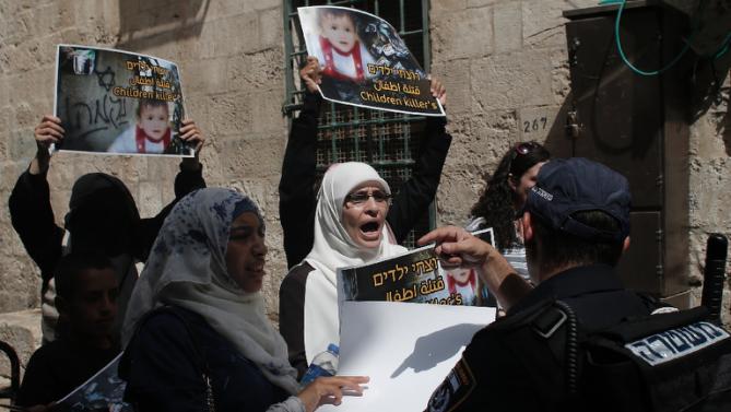 Enfrentamientos entre israelíes y palestinos en la entrada de la Mezquita Al-Aqsa