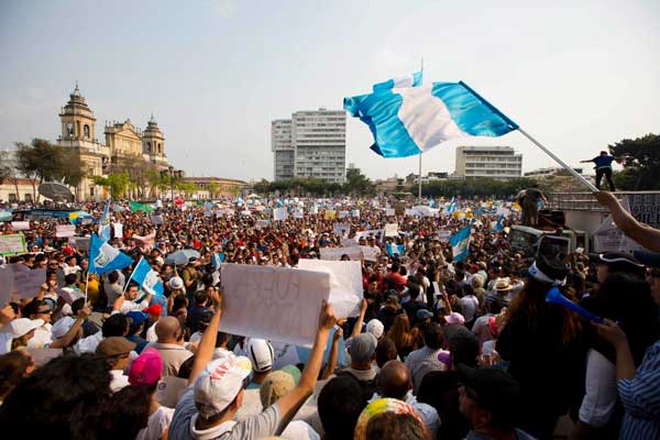 Guatemaltecos intensifican sus protestas para la renuncia del presidente