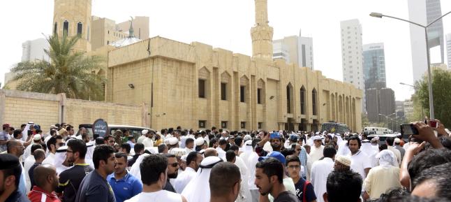 Al menos 25 muertos en atentado de Daesh contra una mezquita chií en Kuwait 