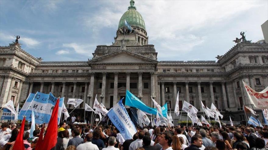 Cientos de empleados del Congreso argentino protestan ante la amenaza de despido de Macri