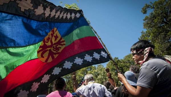 Miles de mapuches chilenos marcharon en contra del colonialismo e imperialismo