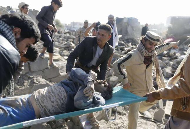 135 muertos, saldo de un día de ofensiva aérea saudí contra Yemen