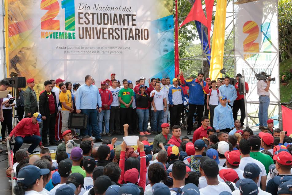 Maduro anuncia el aumento en 100 por ciento de las becas en Venezuela