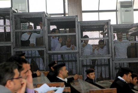 Cuatro estudiantes egipcios condenados a 10 años de cárcel