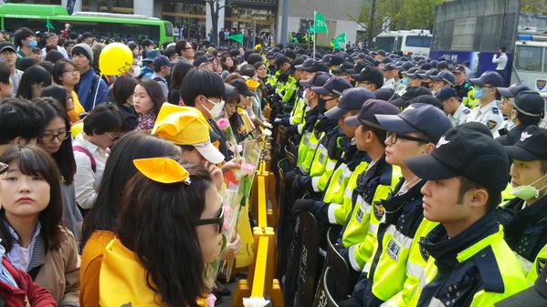 Enfrentamientos en Seúl en protesta de miles de personas por el "Sewol"