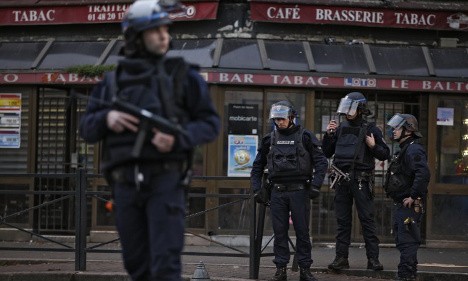 Policía francesa mata a 3 sospechosos de terrorismo en un ataque al norte de París