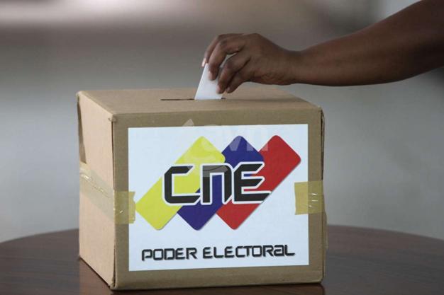 Venezuela cierra los centros de votación y espera los resultados