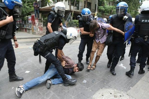 Enfrentamientos entre policía y manifestantes en Ankara 