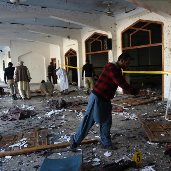 Al menos 10 muertos en atentado suicida en la mezquita chií en Paquistán
