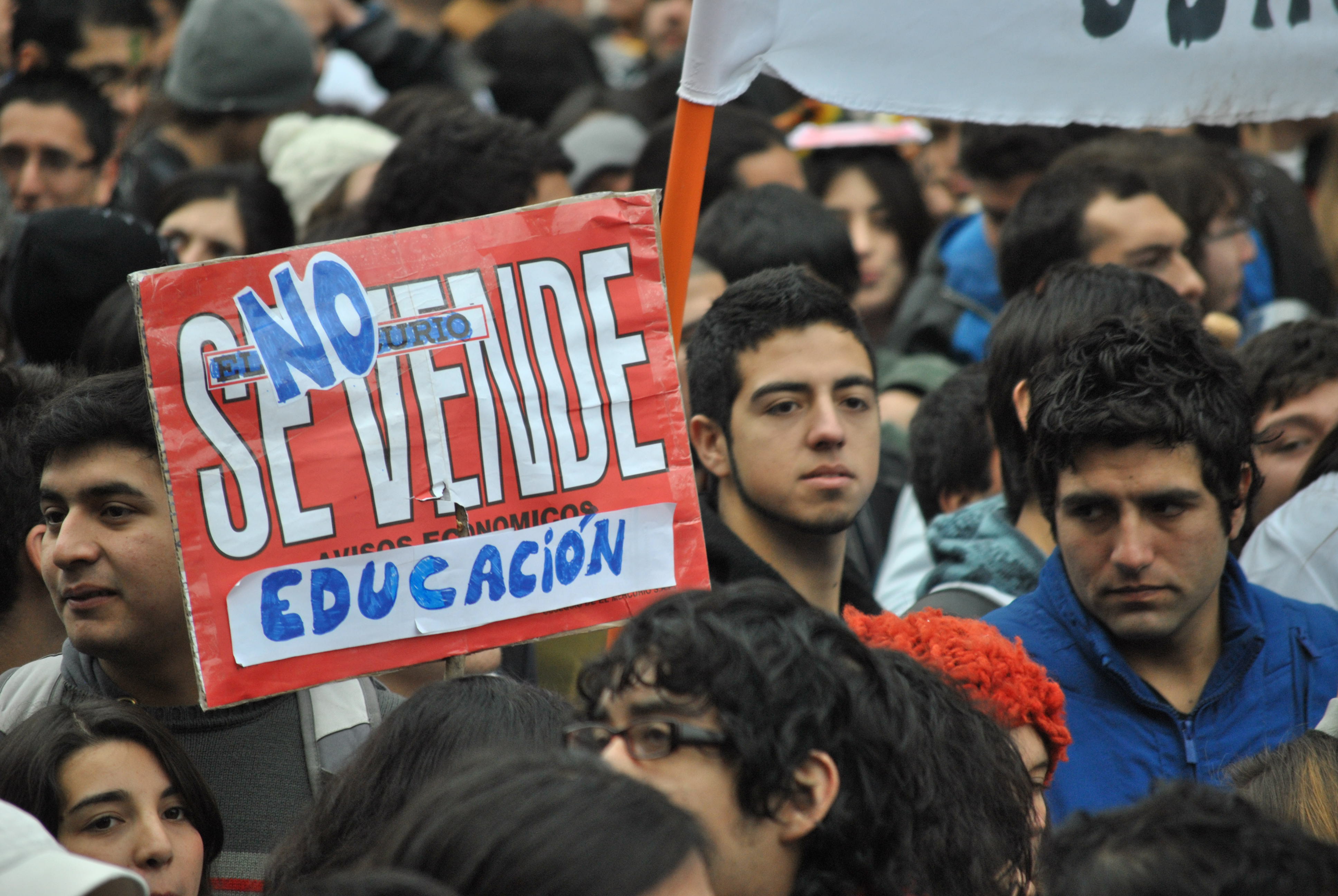 Estudiantes chilenos se suman a la huelga indefinida de los maestros