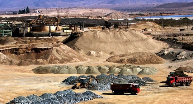 Chile preocupado por el bajo precio del cobre, anuncia ayudas a pequeños mineros