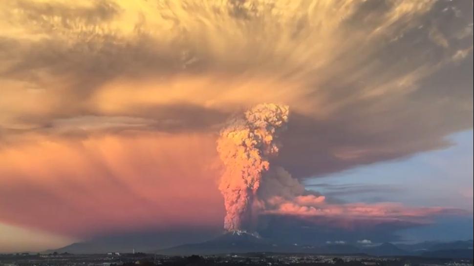 El volcán chileno Calbuco se despierta e irrumpe dos veces violentamente 