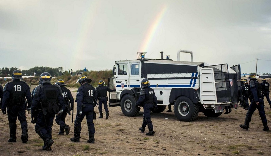 French Police Steal Refugees’ Phones, Shoes to Stop Them Leaving Calais Jungle