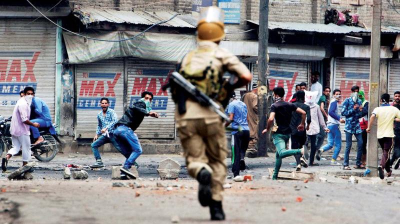 Indian Forces Injure 25 Kashmiris