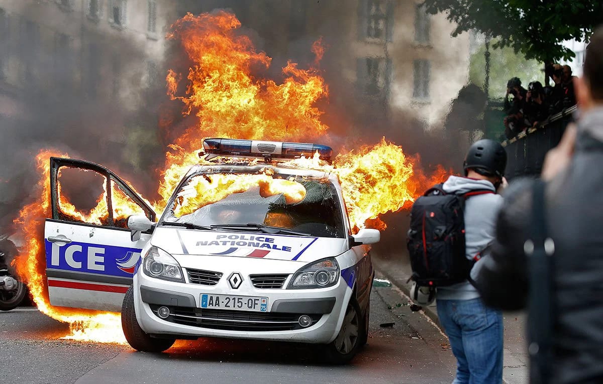 الشرطة الفرنسية تعلن الاضراب في باريس ومدن أخرى
